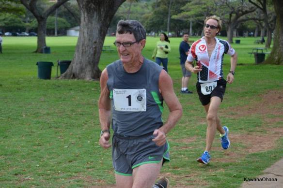 Gerry Lindgren with a intense finishing sprint at the 2013 race in Kapiolani Park.